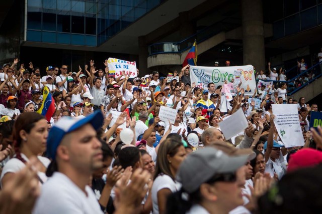 CAR01. CARACAS (VENEZUELA), 08/04/2017 - Un grupo de personas se congrega durante una manifestación hoy, sábado 8 de abril de 2017, en Caracas (Venezuela). La oposición venezolana convoca de nuevo a manifestarse en varias ciudades del país en demanda de la "restitución del hilo constitucional" y de la celebración de elecciones. EFE/MIGUEL GUTIÉRREZ