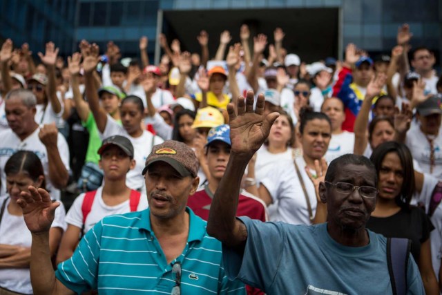 CAR04. CARACAS (VENEZUELA), 08/04/2017 - Un grupo de personas se congrega durante una manifestación hoy, sábado 8 de abril de 2017, en Caracas (Venezuela). La oposición venezolana convoca de nuevo a manifestarse en varias ciudades del país en demanda de la "restitución del hilo constitucional" y de la celebración de elecciones. EFE/MIGUEL GUTIÉRREZ
