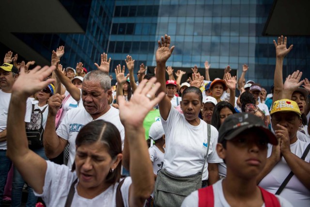 CAR05. CARACAS (VENEZUELA), 08/04/2017 - Un grupo de personas se congrega durante una manifestación hoy, sábado 8 de abril de 2017, en Caracas (Venezuela). La oposición venezolana convoca de nuevo a manifestarse en varias ciudades del país en demanda de la "restitución del hilo constitucional" y de la celebración de elecciones. EFE/MIGUEL GUTIÉRREZ