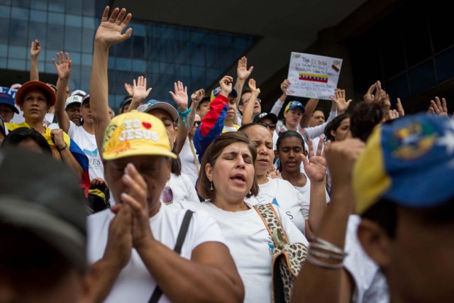 CAR06. CARACAS (VENEZUELA), 08/04/2017 - Un grupo de personas se congrega durante una manifestación hoy, sábado 8 de abril de 2017, en Caracas (Venezuela). La oposición venezolana convoca de nuevo a manifestarse en varias ciudades del país en demanda de la "restitución del hilo constitucional" y de la celebración de elecciones. EFE/MIGUEL GUTIÉRREZ