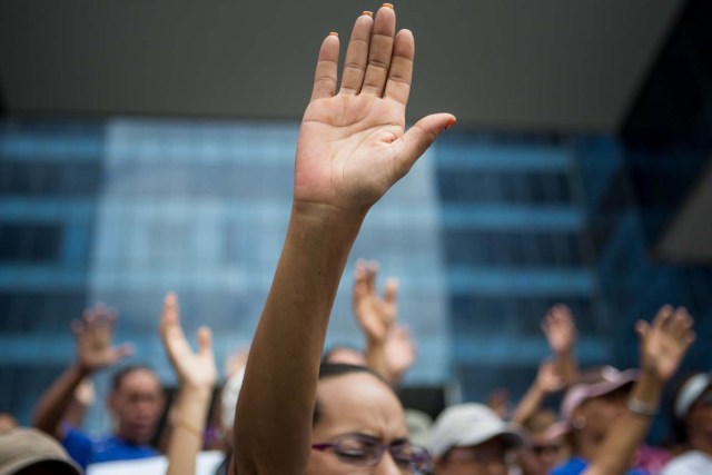CAR06. CARACAS (VENEZUELA), 08/04/2017 - Un grupo de personas se congrega durante una manifestación hoy, sábado 8 de abril de 2017, en Caracas (Venezuela). La oposición venezolana convoca de nuevo a manifestarse en varias ciudades del país en demanda de la "restitución del hilo constitucional" y de la celebración de elecciones. EFE/MIGUEL GUTIÉRREZ