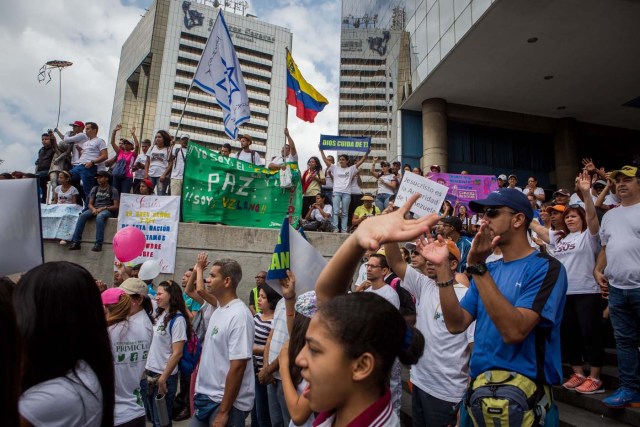 CAR07. CARACAS (VENEZUELA), 08/04/2017 - Un grupo de personas se congrega durante una manifestación hoy, sábado 8 de abril de 2017, en Caracas (Venezuela). La oposición venezolana convoca de nuevo a manifestarse en varias ciudades del país en demanda de la "restitución del hilo constitucional" y de la celebración de elecciones. EFE/MIGUEL GUTIÉRREZ