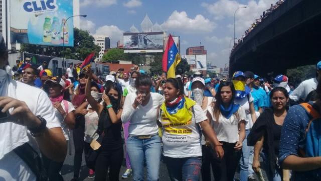 María Cornia Machado resultó afectada por los gases lacrimógenos. Foto: @osmarycnn