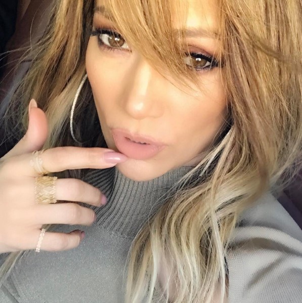 ¡Radiante! Jennifer Lopez lució un escotado y muy sexy vestido metálico