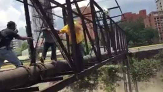 Diputado Paparoni rescata a abuelita manifestante de una pasarela en el Guaire (VIDEO)