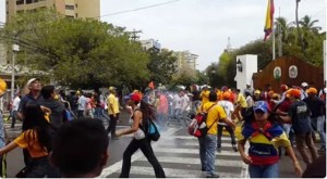 Reprimen protesta frente a la casa del gobernador Arias Cárdenas (Videos)