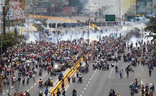 Demonstrators clash with riot police while ralling against Venezuela's President Nicolas Maduro's government in Caracas, Venezuela April 10, 2017. REUTERS/Christian Veron