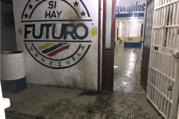 Lanzan bomba molotov a la sede de AD en Cumaná (Fotos)