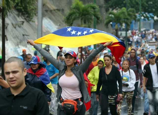 La lluvia de este jueves no impidió la movilización. Foto: REUTERS/Carlos Garcia Rawlins