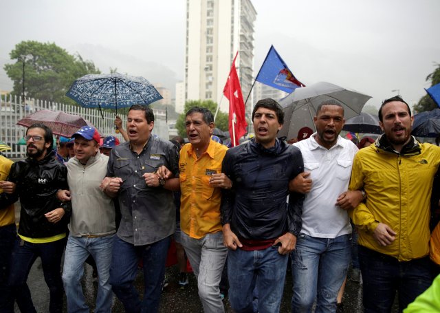 Diputados acompañaron a los caraqueños en las acciones de calle. Foto: Reuters