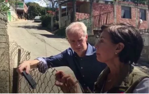 A punta de gritos: Así se comunica  Leopoldo López con su madre (video)