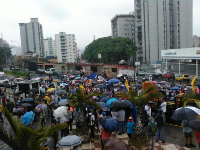 Concentración opositora comienza a crecer en la avenida Rómulo Gallegos. Foto: @harley_monse