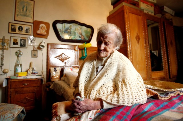 FILE PHOTO - Emma Morano, thought to be the world's oldest person and the last to be born in the 1800s, sits on her bed during her 117th birthday in Verbania, northern Italy November 29, 2016. REUTERS/Alessandro Garofalo/File Photo