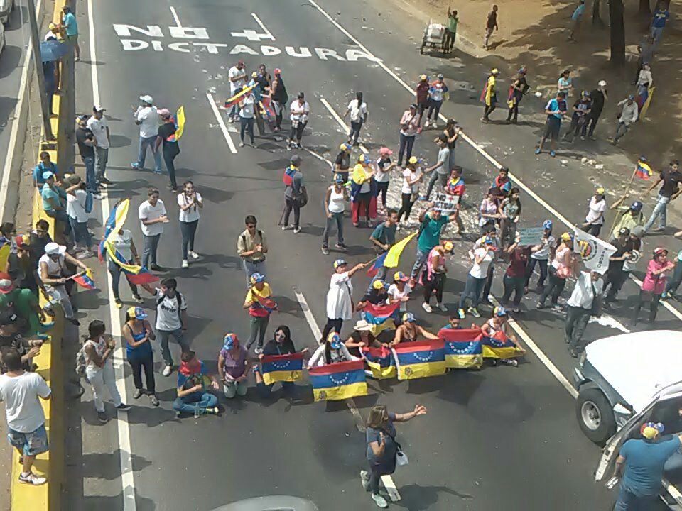 ¡Valencia no se cansa! Reportan nueva protesta anti-Maduro en el Distribuidor de El Trigal