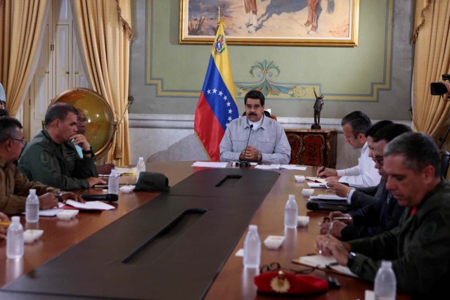 Venezuela's President Nicolas Maduro (C) speaks during a meeting with ministers at Miraflores Palace in Caracas, Venezuela April 16, 2017. Miraflores Palace/Handout via REUTERS.   ATTENTION EDITORS - THIS PICTURE WAS PROVIDED BY A THIRD PARTY. EDITORIAL USE ONLY.