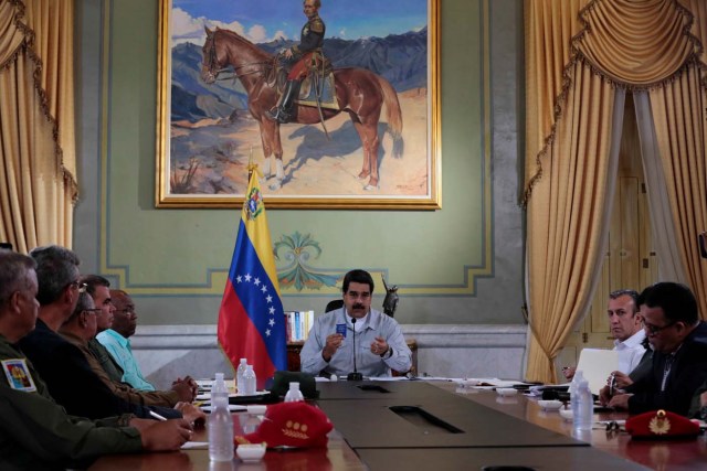 Venezuela's President Nicolas Maduro (C) speaks during a meeting with ministers at Miraflores Palace in Caracas, Venezuela April 16, 2017. Miraflores Palace/Handout via REUTERS.    ATTENTION EDITORS - THIS PICTURE WAS PROVIDED BY A THIRD PARTY. EDITORIAL USE ONLY.
