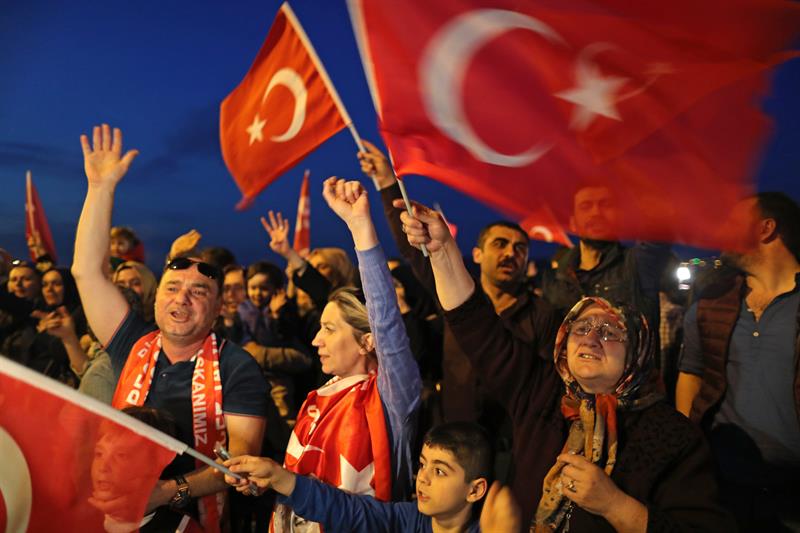 Erdogan proclama el triunfo del “Sí” en el referéndum presidencial de Turquía