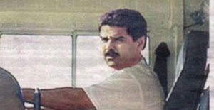Podemos exhibe autobús contra corruptos, pero el PP se burla y dice que lo maneja Maduro