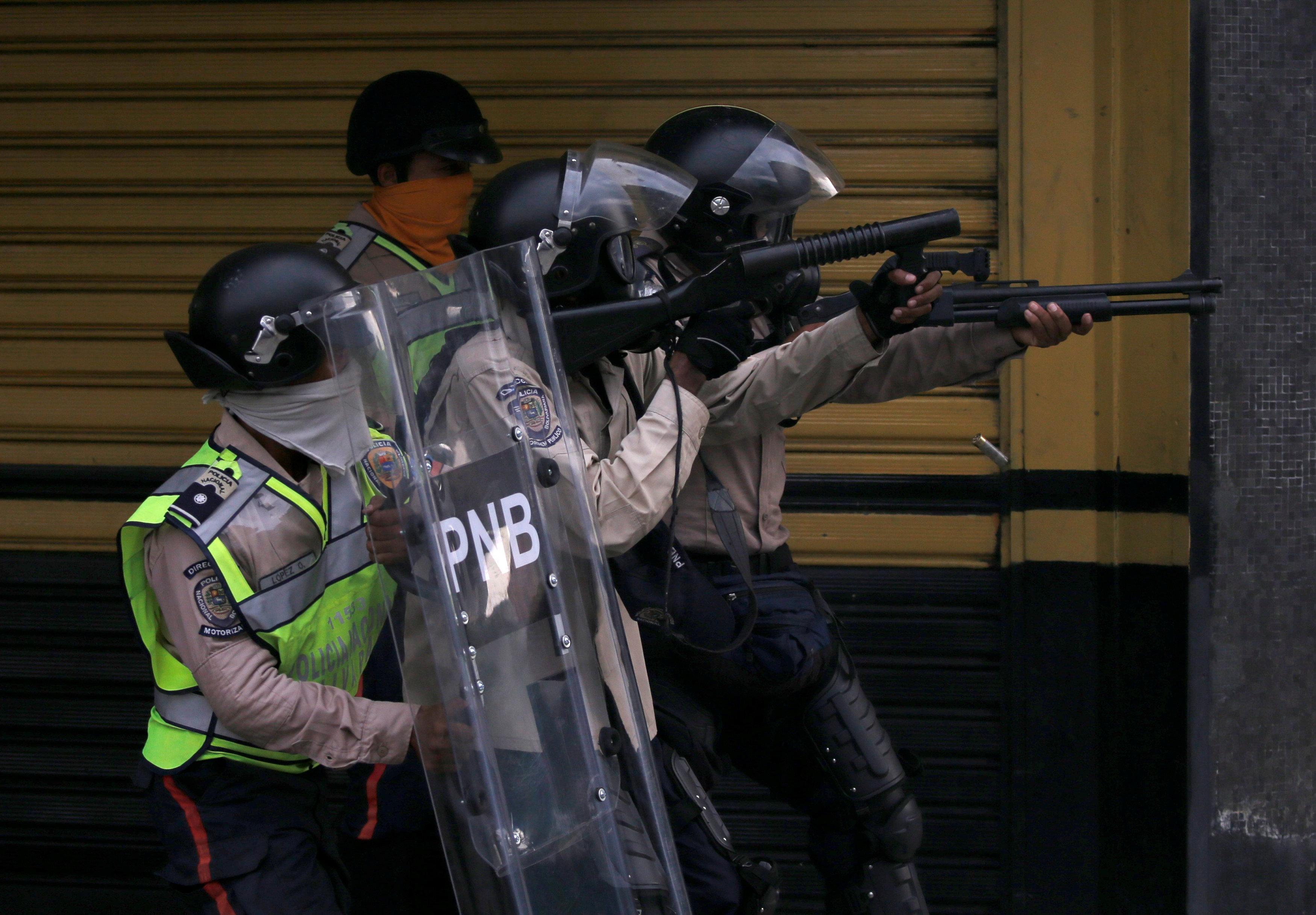 PNB amenaza y roba al periodista Isaac González #19Abr