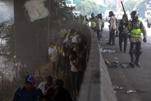 Las FOTOS después de la represión: Gases tóxicos contra decididos venezolanos que desbordaron Caracas este #19Abr