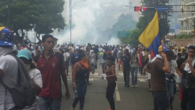 GNB lanzó gases lacrimógenos en Altamira. Foto: @Haidy Rodríguez