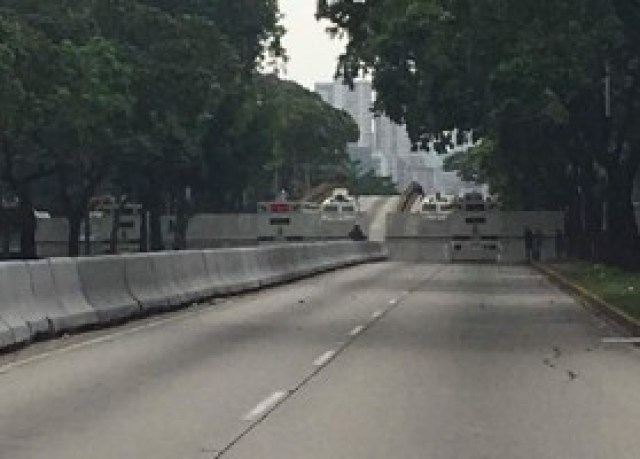 Cerrado paso vehicular en avenida Andrés Bello. Foto: @Esteninf