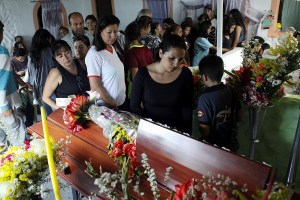 Familiares y amigos dan último adiós a Paola Ramírez, asesinada por paramilitares criollos