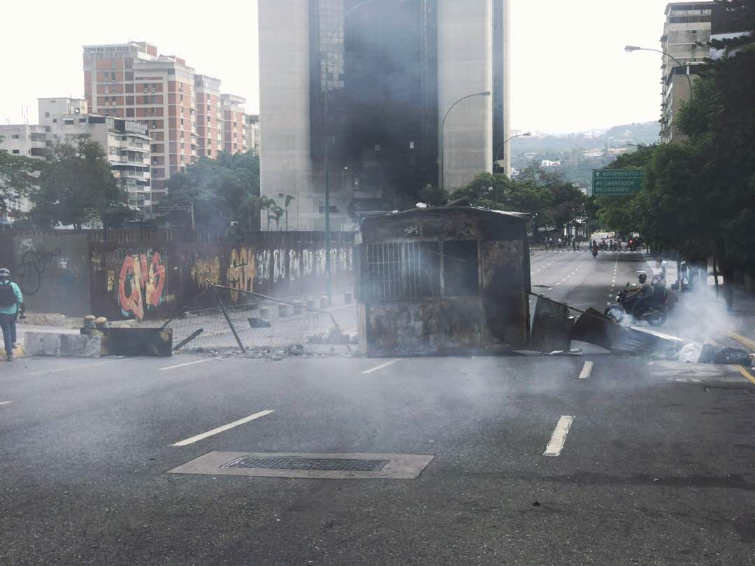 Manifestantes trancan los alrededores de la plaza Francia de Altamira: se escuchan detonaciones (Fotos)
