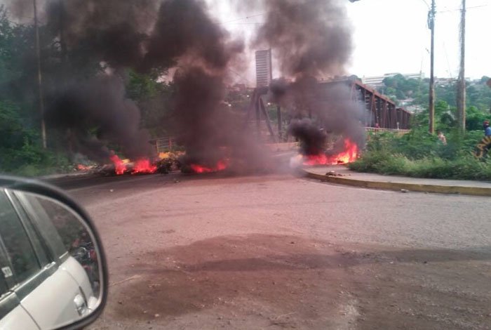 GNB impidió protesta en el Puente Macuto de Barquisimeto y se enfrentó a manifestantes este #24A