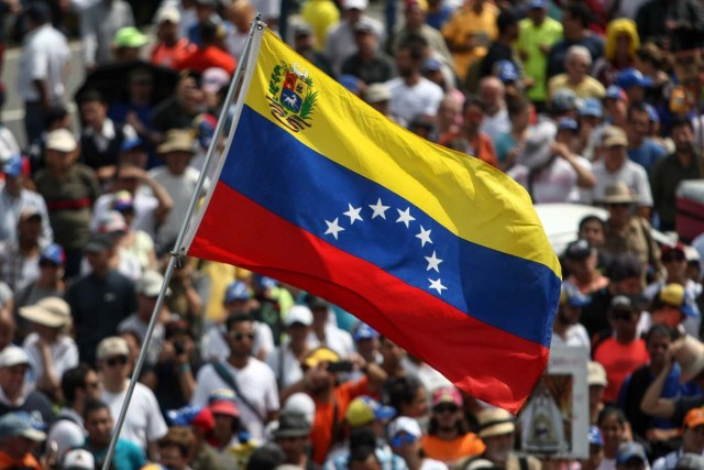 CAR01. CARACAS (VENEZUELA), 24/04/2017 - Venezolanos participan en una manifestación contra el Gobierno venezolano hoy, lunes 24 de abril de 2017, en Caracas (Venezuela). Centenares de venezolanos en varias ciudades del país comenzaron a concentrarse para la protesta convocada por la oposición denominada "Venezuela se planta contra la dictadura", con la que han llamado a manifestarse en contra del Gobierno de Nicolás Maduro. EFE/CRISTIAN HERNANDEZ