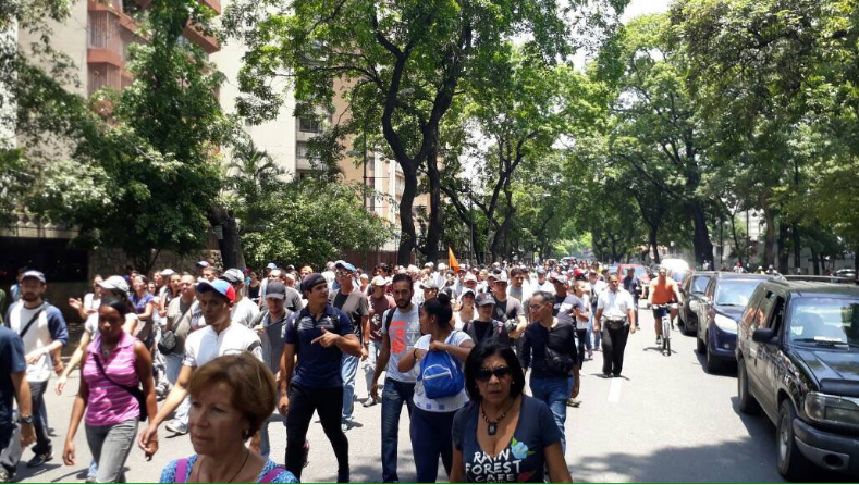 Oposición marcha desde El Paraíso hacia la Defensoría del Pueblo (fotos + video)