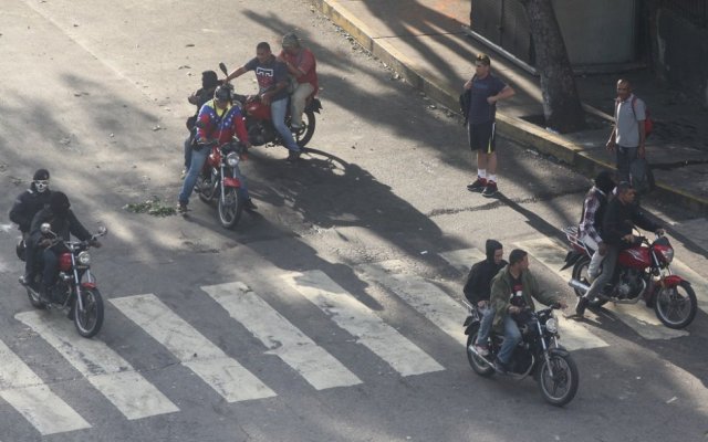 El grupo de choque armado abandona el lugar de la protesta. R. R. 