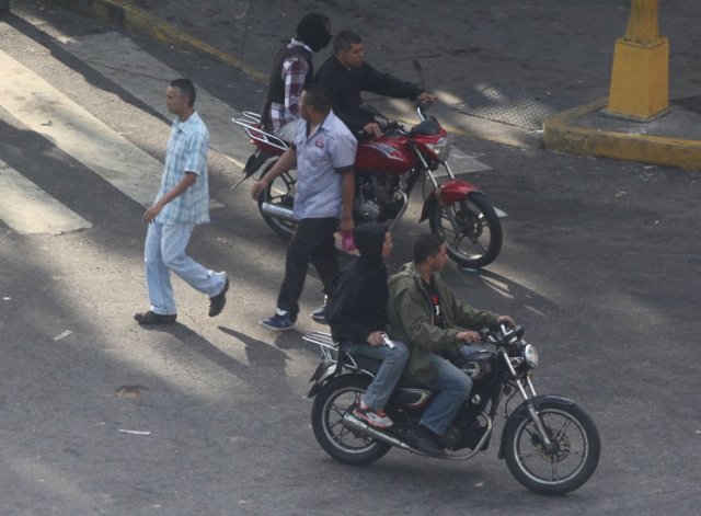 Miembros de los colectivos motorizados exhiben sus armas incluso sin ocultar su rostro. R. R. 