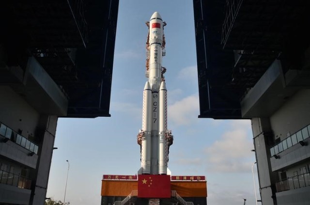 El cohete Tianzhou-1 es visto en su punto de lanzamiento en Wenchang, China. 17 de abril 2017. China comenzará la construcción de una estación espacial tripulada permanente en 2019 tras llevar a cabo una exitosa recarga de combustible en órbita de su nave de carga Tianzhou-1, dijeron el viernes funcionarios al frente del proyecto.China Daily/via REUTERS