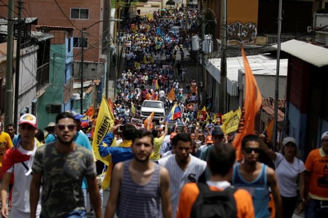  Los partidarios de la oposición asisten a una manifestación en contra del presidente venezolano, Nicolás Maduro, en el centro de Los Teques, Venezuela. 28 de abril 2017. Miles de venezolanos se concentraban el lunes para marchar, unos a favor y otros en contra del Gobierno socialista de Nicolás Maduro, en una jornada que marca un mes de protestas que han cobrado la vida de 29 personas. REUTERS/Marco Bello TPX IMAGES OF THE DAY - 