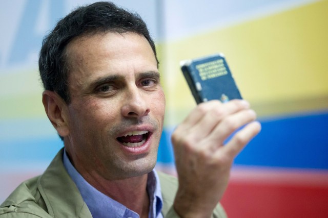 CAR06. CARACAS (VENEZUELA), 02/05/2017 - El líder opositor venezolano y gobernador del estado Miranda, Henrique Capriles, ofrece una rueda de prensa hoy, martes 2 de mayo de 2017, en Caracas (Venezuela). EFE/Miguel Gutiérrez