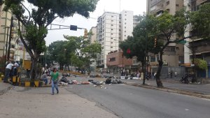 Vecinos mantienen trancazo en la Av. Rómulo Gallegos #2May (Fotos)