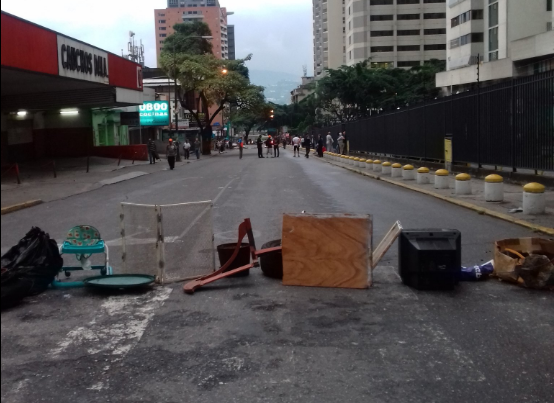 GNB levanta barricada en Los Dos Caminos y los vecinos vuelven a trancar #2May