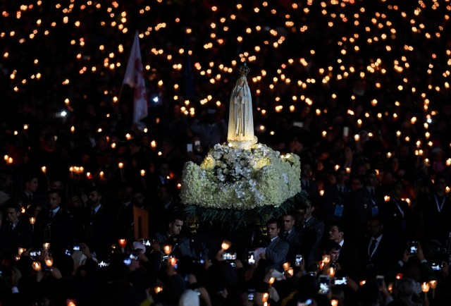 Fieles llevan la estatua de Nuestra Señora de Fátima en el santuario de Fátima, en Fátima, el 12 de mayo de 2017. / AFP PHOTO / FRANCISCO LEONG