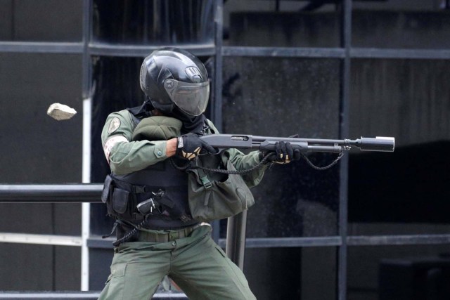 Un GNB dispara bombas lacrimógenas para disolver una manifestación opositora (Foto: Reuters)