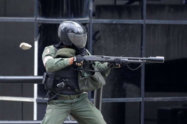 Tanqueta de la GN arrolló de manera ofensiva a manifestante en Altamira. REUTERS/Marco Bello TPX IMAGES OF THE DAY