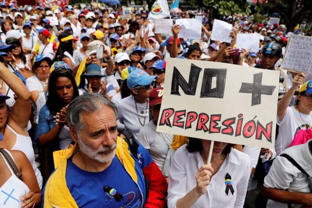 Algunos valientes caballeros decicieron acompañar a la movilización femenina de la Unidad. REUTERS/Carlos Garcia Rawlins