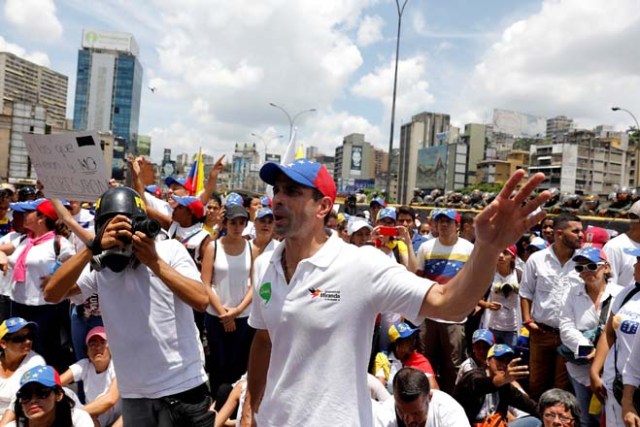 El gobernador del estado Miranda, Henrique Capriles respaldó a la movilización de mujeres de la Unidad. REUTERS/Carlos Garcia Rawlins