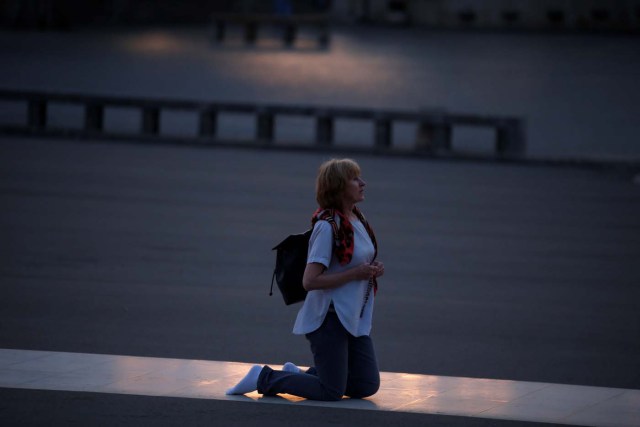 A pilgrim walks on her knees to fulfil her vows at the Catholic shrine of Fatima, Portugal May 8, 2017. REUTERS/Rafael Marchante