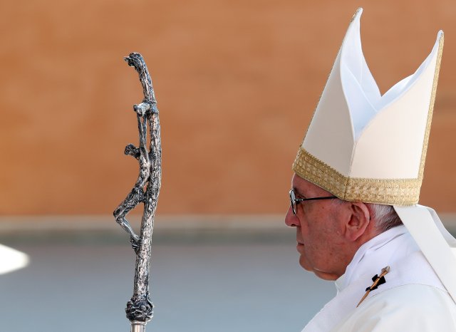 Pope Francis arrives to lead a Mass at the church of the Parish of San Pier Damiani at Casal Bernocchi on the southern outskirts of Rome, Italy May 21, 2017. REUTERS/Remo Casilli