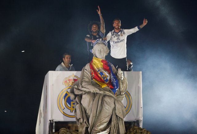 Football Soccer- Spanish La Liga Santander - Real Madrid fans celebrate winning La Liga title - Madrid, Spain - 22/5/17 - Real Madrid players Marcelo and Sergio Ramos celebrate on the Cibeles statue after Real Madrid won the La Liga title. REUTERS/Paul Hanna TPX IMAGES OF THE DAY