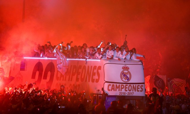 Football Soccer- Spanish La Liga Santander - Real Madrid fans celebrate winning La Liga title - Madrid, Spain - 22/5/17 - Real Madrid players celebrate atop their bus as it arrives to Cibeles square after Real Madrid won the La Liga title. REUTERS/Paul Hanna TPX IMAGES OF THE DAY