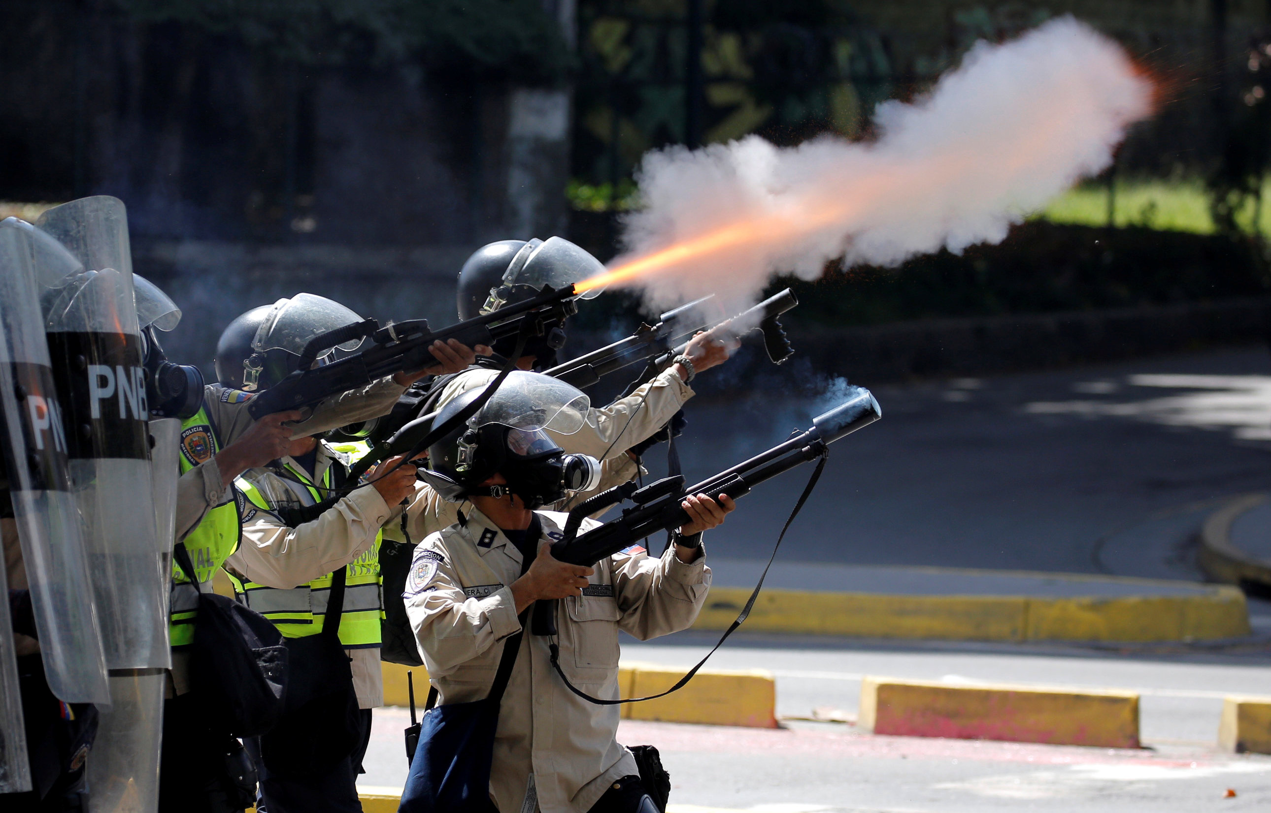Bombas, bombas y más bombas lacrimógenas lanzaron durante protesta en Chacaíto (Video)