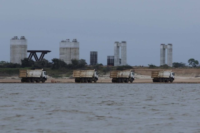 Trucks are seen at a construction site by Odebrecht of the third bridge over the Orinoco River in Caicara del Orinoco, Venezuela March 21, 2017. Picture taken March 21, 2017. REUTERS/William Urdaneta