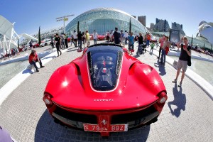 Ferrari conmemoró su 70 aniversario con un desfile de autos en España